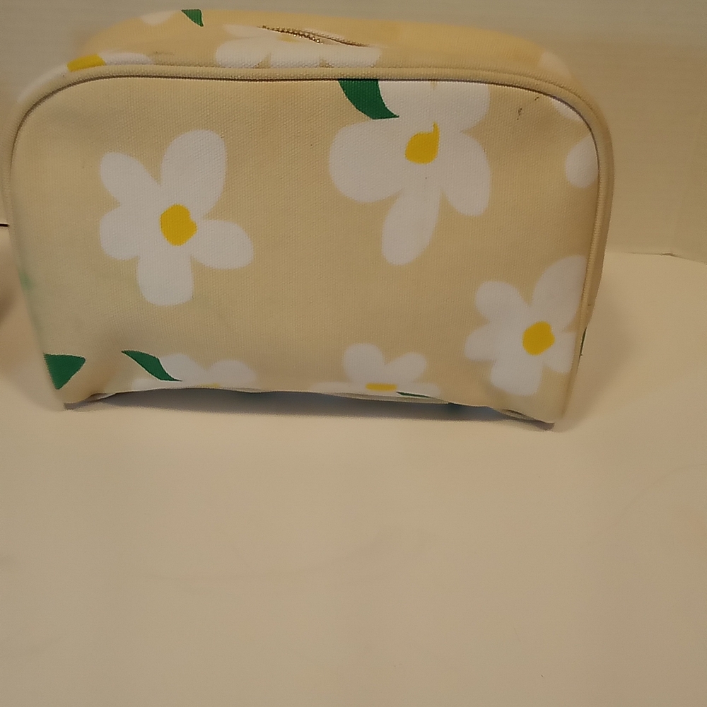Marc Jacobs Floral Pouch, Daisy, Cosmetics, Travel, Overnight, Pencil Pouch, - Picture 2 of 9